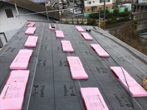 野地板の上からアスファルトルーフィングを敷設
