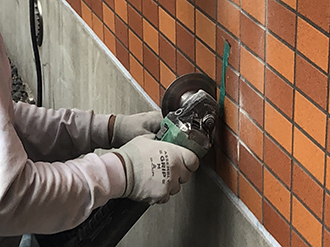 タイル補修のため切り込みを入れる