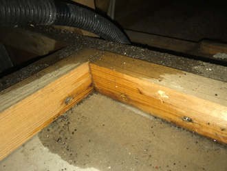 横浜市栄区中野町で陸屋根の雨漏り原因調査で目地のクラックやダクト周りを確認