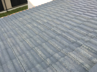 瓦の塗膜が剥がれている