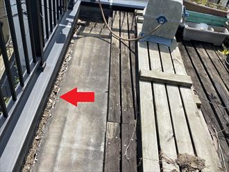 横浜市都筑区中川にて陸屋根での雨漏り調査を実施、防水層劣化以外にも雨漏りが起こる原因は笠木？