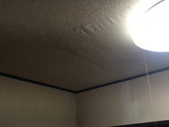 天井のクロスが剥がれている