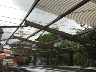 カーポートの屋根が剥がれている