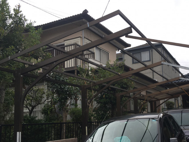 強風で屋根が剥がれたカーポート