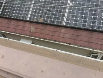 屋根材破片が飛散し隣の家の屋根に