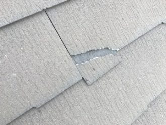 スレート屋根材の欠損箇所を確認