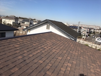 オークリッジスーパーのブラウンウッドで葺き替え雨漏りを改善