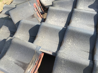 強風で瓦が外れている