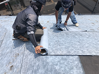 現在の屋根の上に防水紙を敷きます