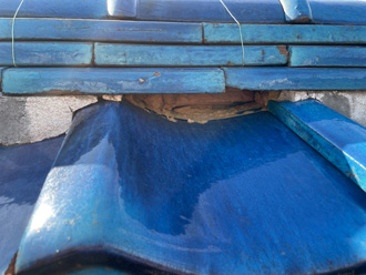 千葉市中央区仁戸名町で屋根の瓦ひび割れと棟の漆喰剥がれによる雨漏り