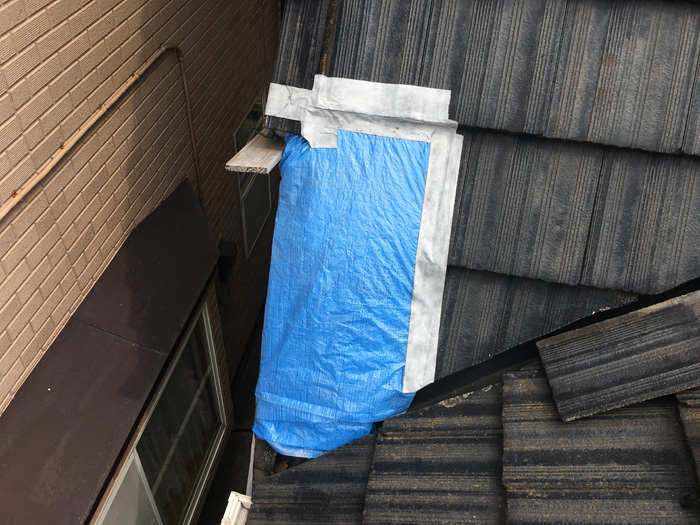 小平市鈴木町で台風の飛来物で屋根が破損しそこから雨漏りが発生