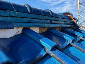 棟瓦の漆喰が剥がれている