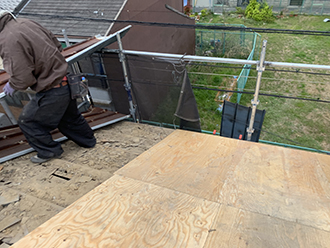 野地板を張ります