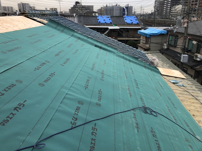 重なり部分が下を向くルーフィングの敷設