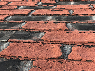 吹田市長野西の空き家は屋根のアスファルトシングル劣化で雨漏り発生