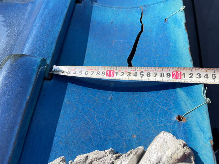 瓦が割れている