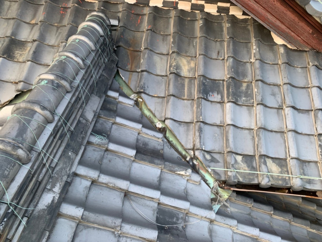 谷板金　穴あき