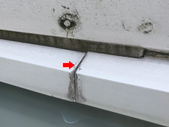 板金の継ぎ目がひらいている