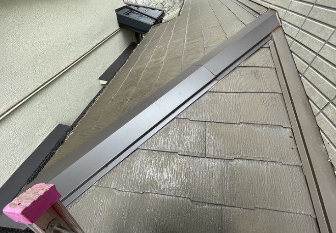 下屋根の棟板金交換工事が完了