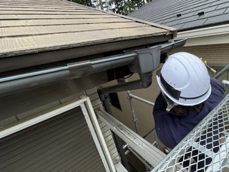 雨樋を取り付ける