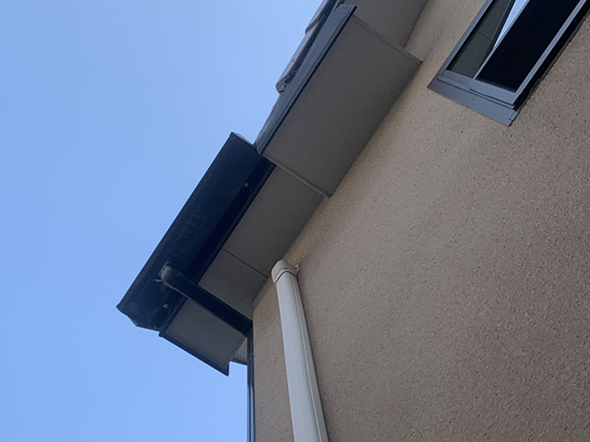 吹田市千里山松が丘であふれた雨樋の調査、原因は枯れ葉やゴミによる排水不良