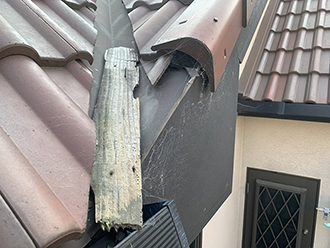 屋根の上に落ちていた木材