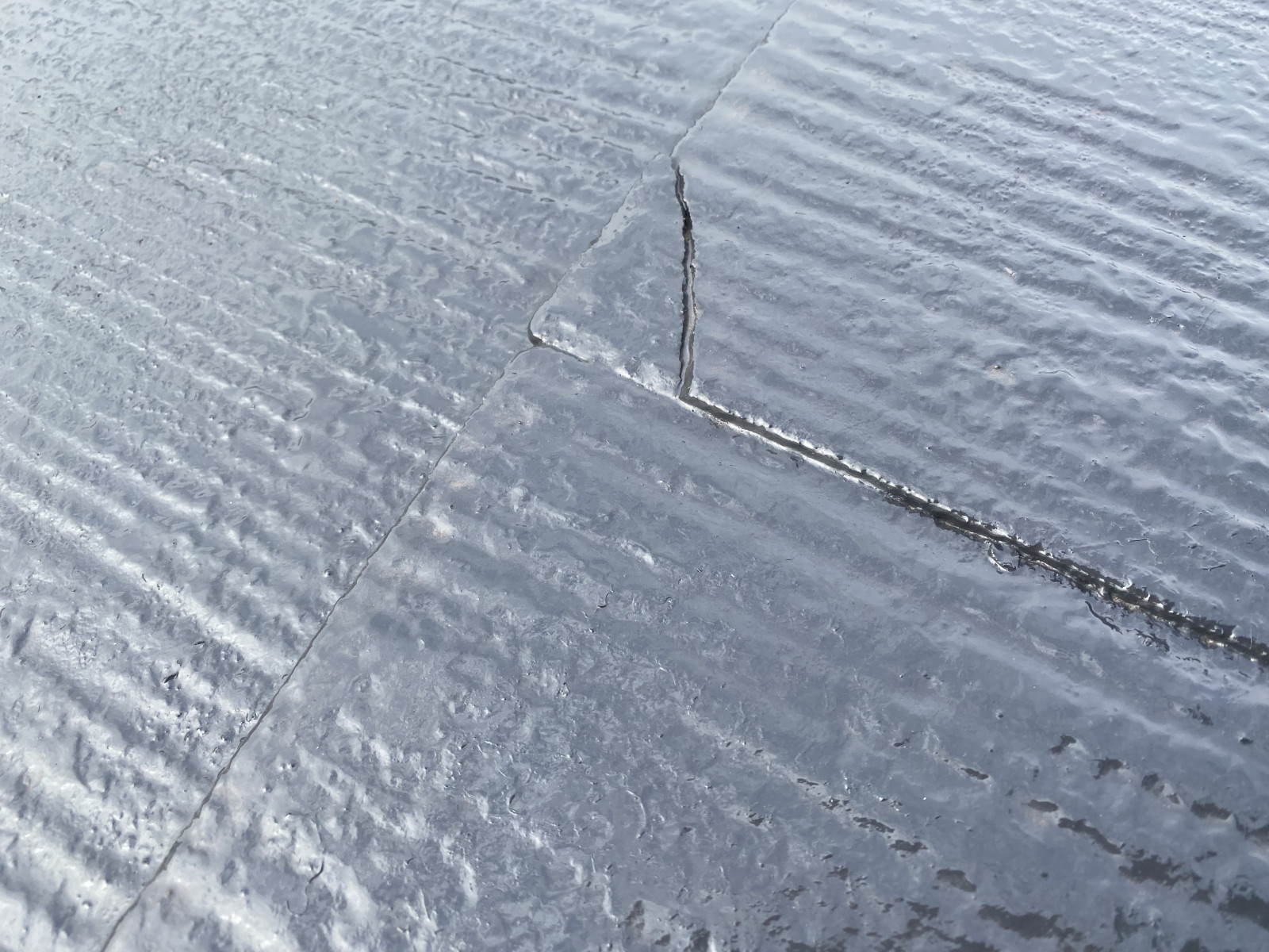 小さな割れがある化粧スレート屋根材
