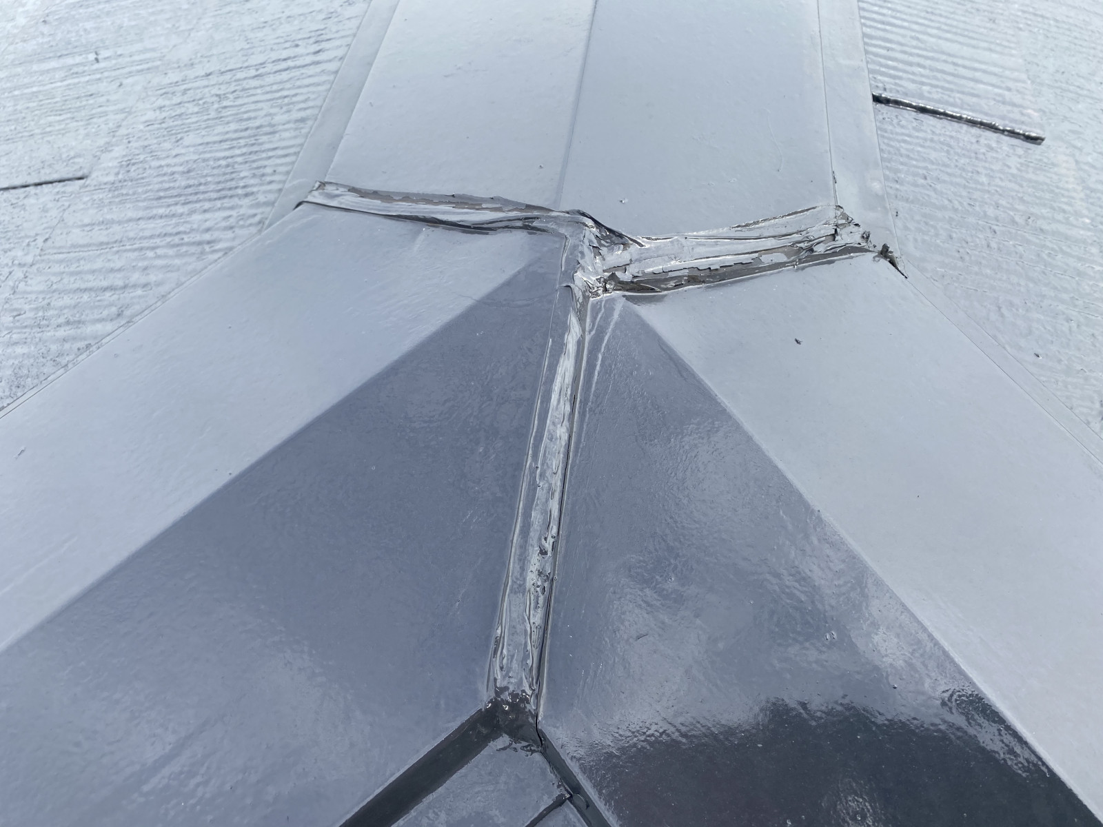 コーキング処理が施された棟板金