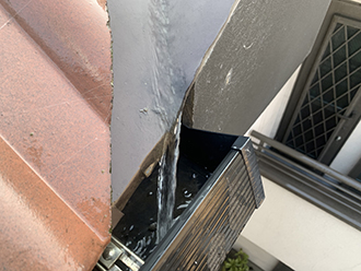 谷樋から流れる水