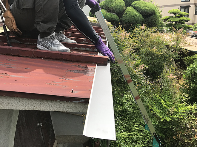 吹田市桃山台で玄関庇の葺き替えとクラック補修を行いました