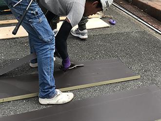 ガルバリウム鋼板を加工します