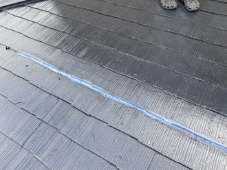 スレートの割れはコーキング材で一時的に応急処置しました