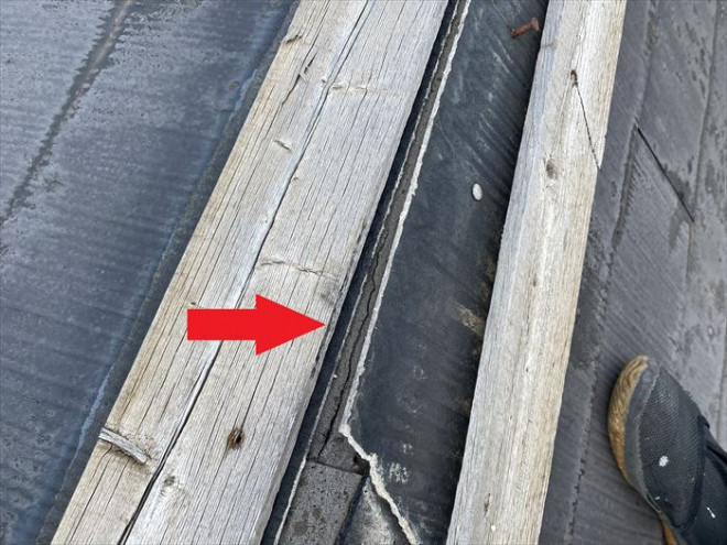 府中市北山町にて雨漏りが発生する前に棟板金の飛散調査、防水テープによる雨養生を実施