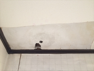 雨漏りで天井に穴が開いています