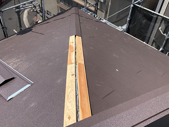 棟板金設置の様子