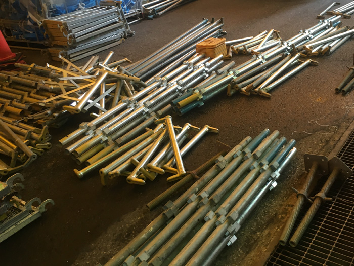 工場の外壁塗装　足場