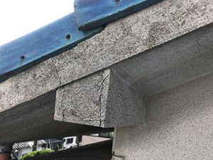 破風のクラック修繕前