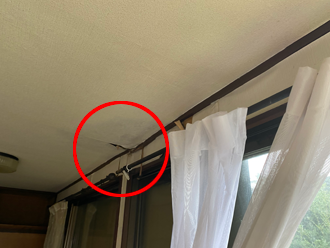 雨漏りで天井のクロスが剥がれかけています