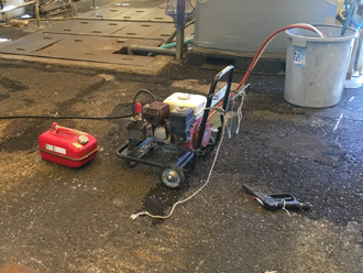 工場の外壁塗装　高圧洗浄機