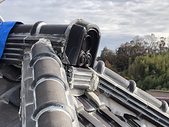 瓦屋根の棟部分