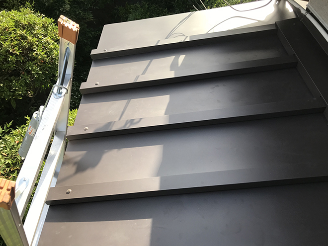 ガルバリウム鋼板に葺き替えた玄関庇