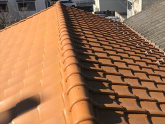 墨田区東向島での雨漏り調査にて瓦の浮き・ずれ修正の為棟の取り直し工事をご提案