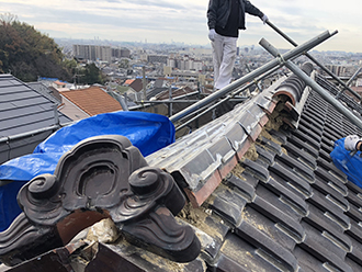 急勾配の瓦屋根に屋根足場仮設で棟取り直し工事｜吹田市