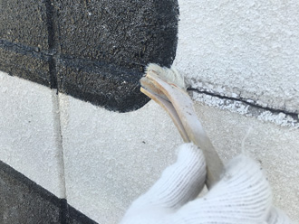 外壁の目地コーキング補修　プライマー塗布