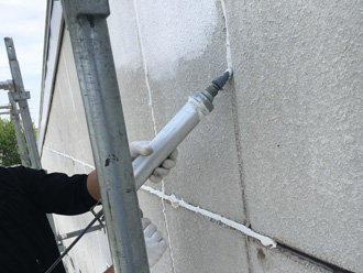 コーキングガンで注入