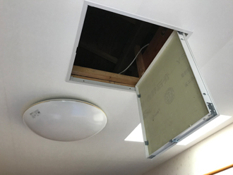 雨漏り調査のために点検口設置