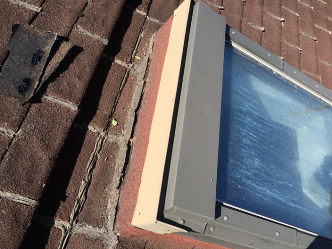 横浜市磯子区洋光台で天窓付近のアスファルトシングル材剥がれによる雨漏り