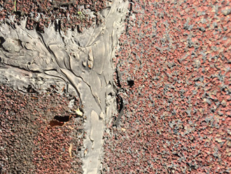 コーキングで雨漏り補修している