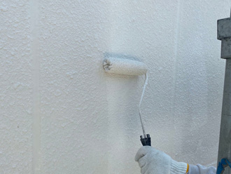 工場の外壁塗装　パーフェクトトップで上塗り