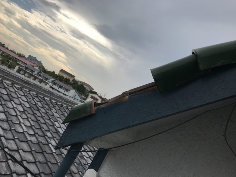 釘が劣化して剥がれた瓦屋根